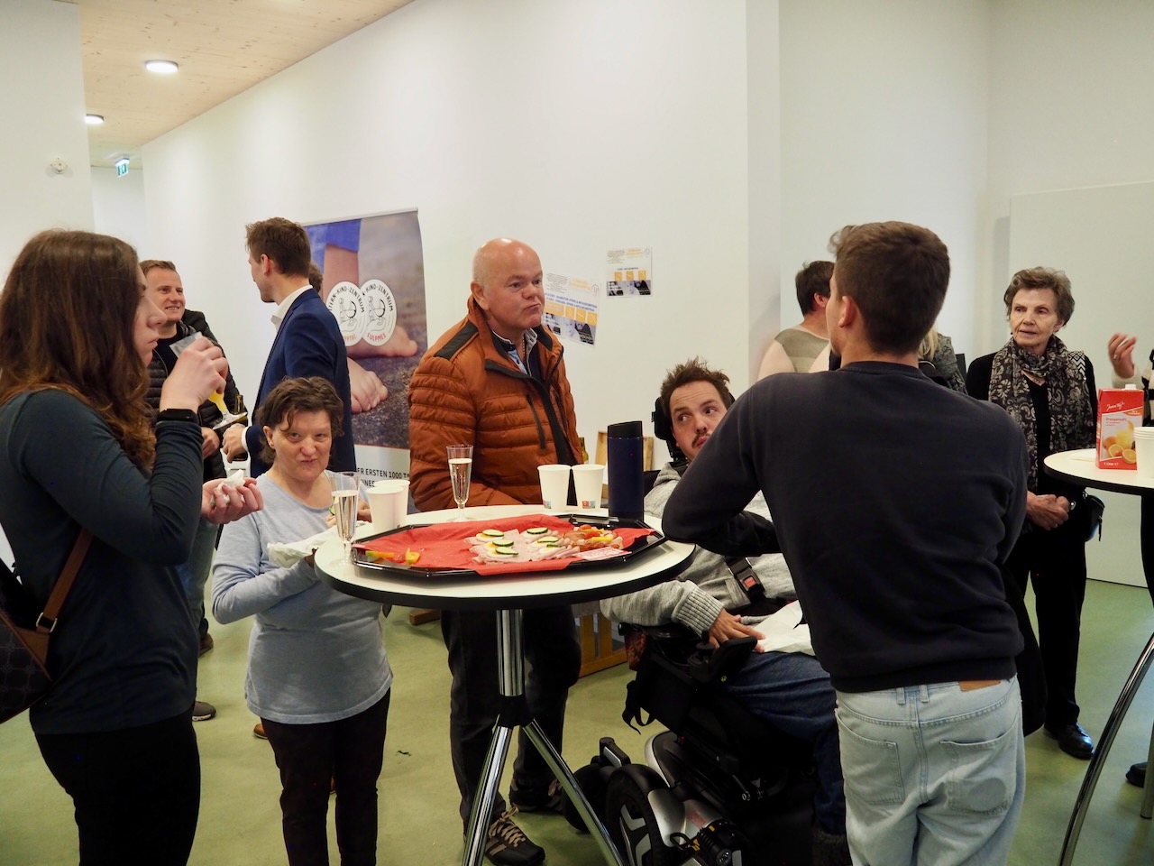ekiz_eroeffnung_gaeste04.jpeg